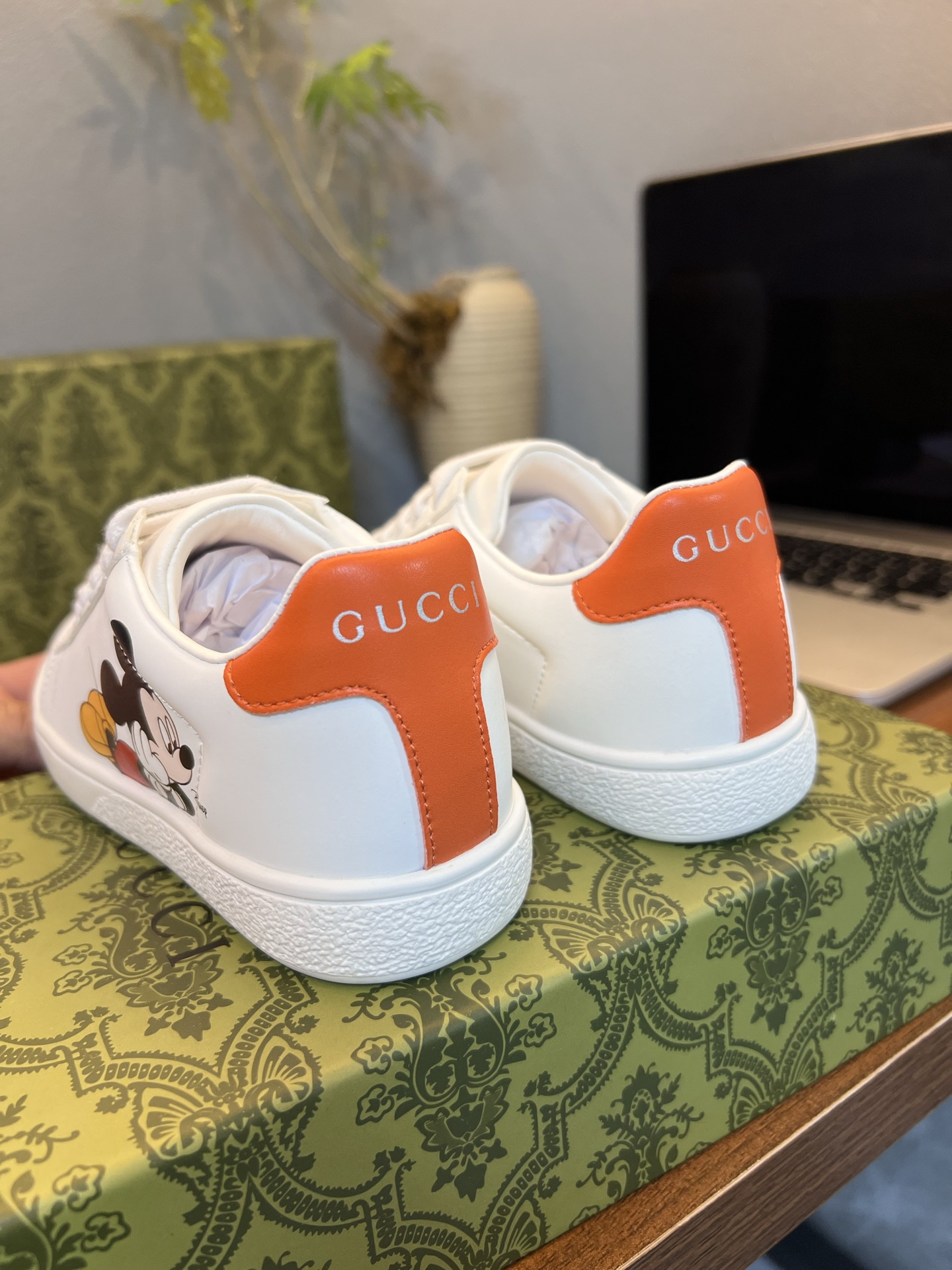 Children's shoes child